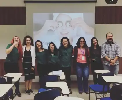 Luva com uma turma em sala de aula