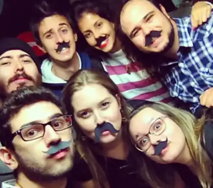 Selfie da turma com bigodes de papel