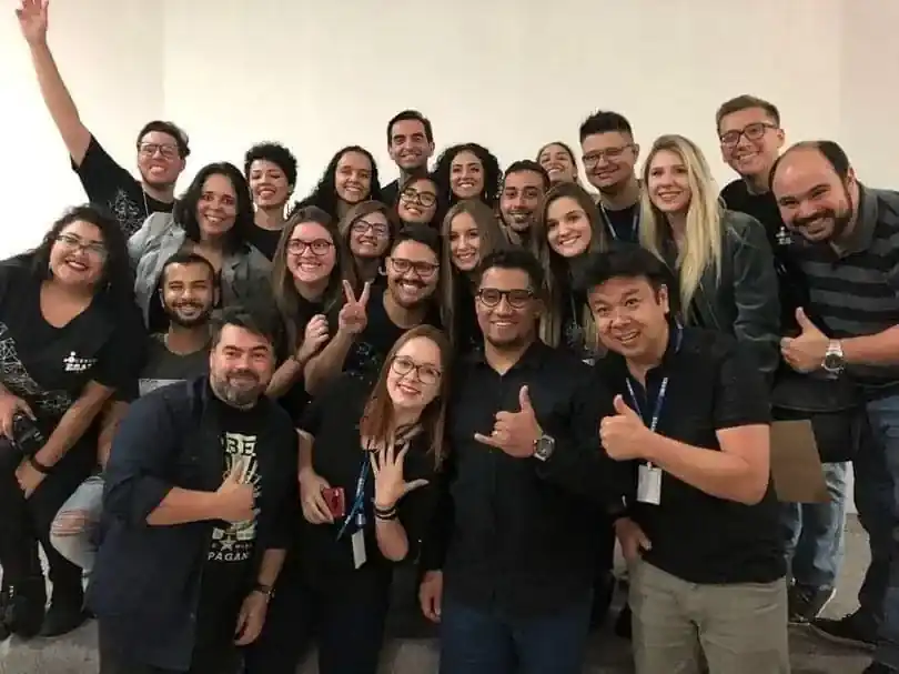 Turma reunida, todos sorrindo para a foto